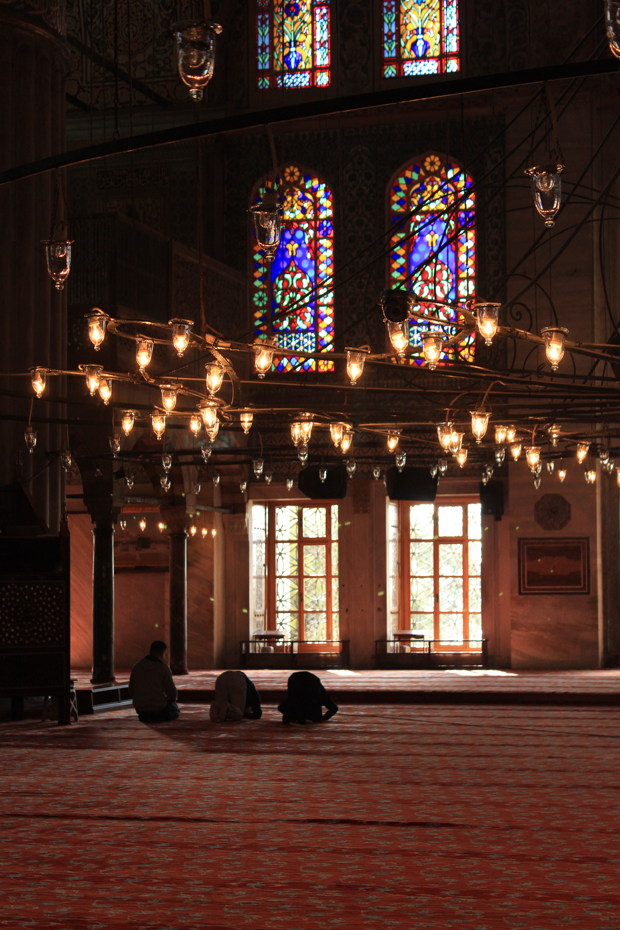 블루모스크에서 이슬람교인이 기도하는 모습.